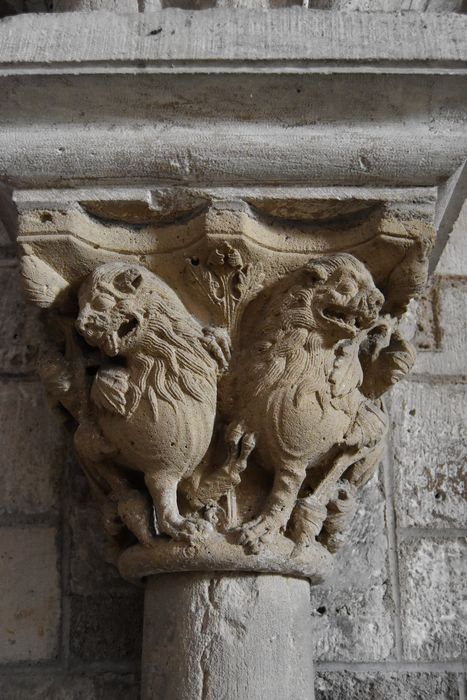 déambulatoire nord, détail d’un chapiteau sculpté