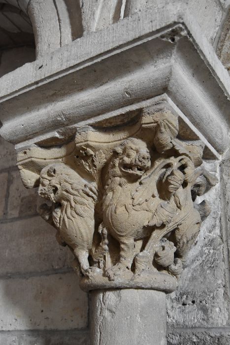 déambulatoire nord, détail d’un chapiteau sculpté