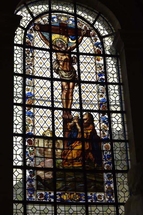 verrière de la chapelle Sainte-Colombe : Madeleine au pied du Christ en croix