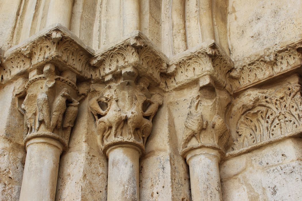 façade ouest, portail d’accès au collatéral nord, détail des chapiteaux sculptés