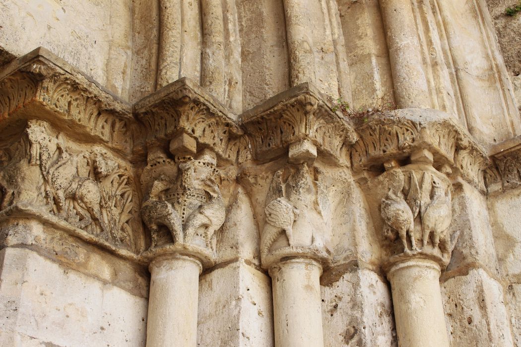 façade ouest, portail d’accès au collatéral nord, détail des chapiteaux sculptés