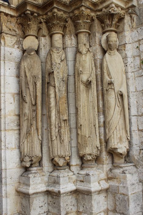 façade ouest, portail d’accès ouest, détail des statues colonnes de l’ébrasement de droite