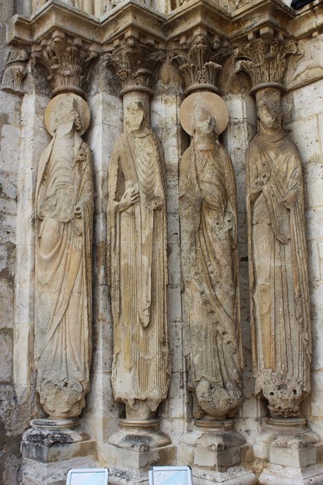 façade ouest, portail d’accès ouest, détail des statues colonnes de l’ébrasement de gauche