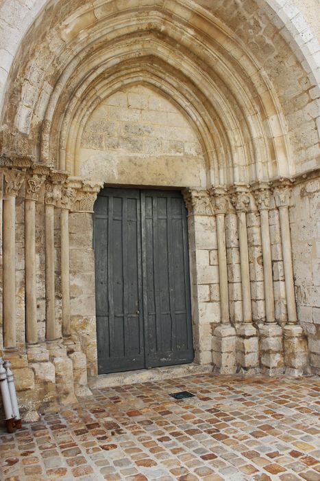 façade ouest, portail d’accès au collatéral sud