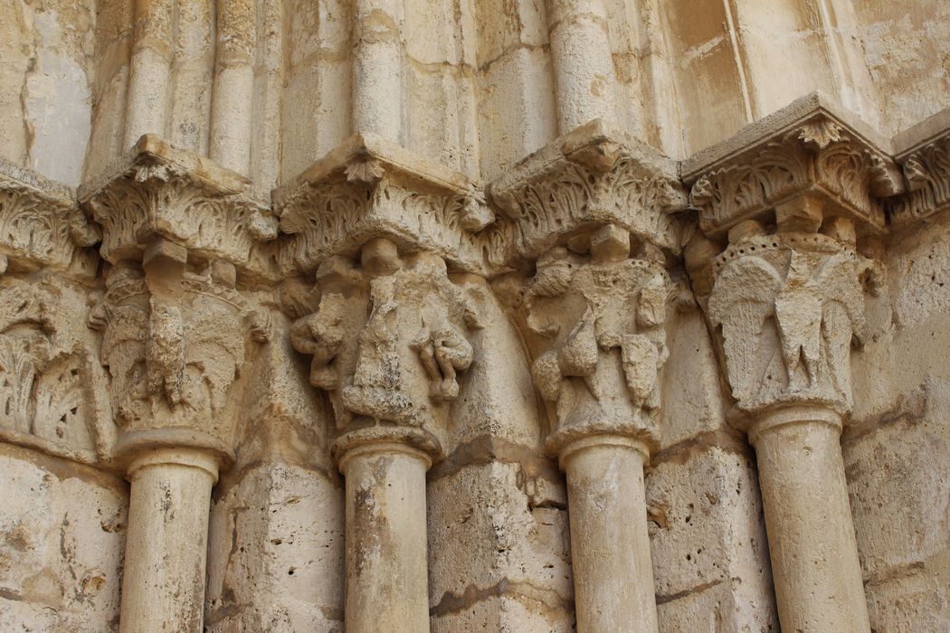 façade ouest, portail d’accès au collatéral sud, détail des chapiteaux sculptés