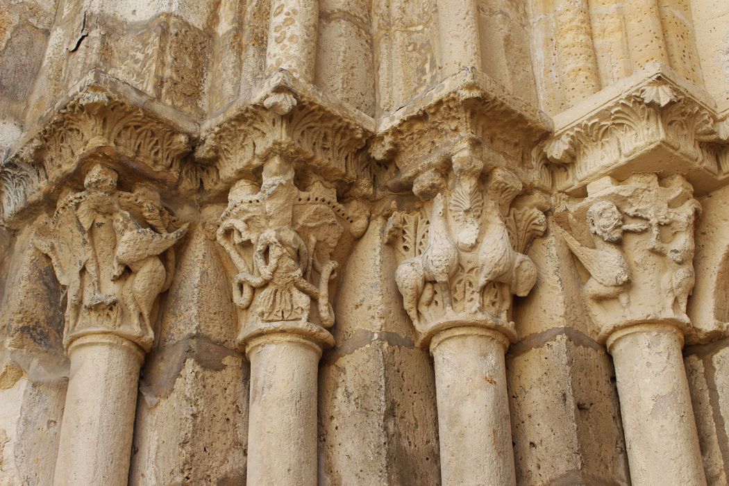 façade ouest, portail d’accès au collatéral sud, détail des chapiteaux sculptés