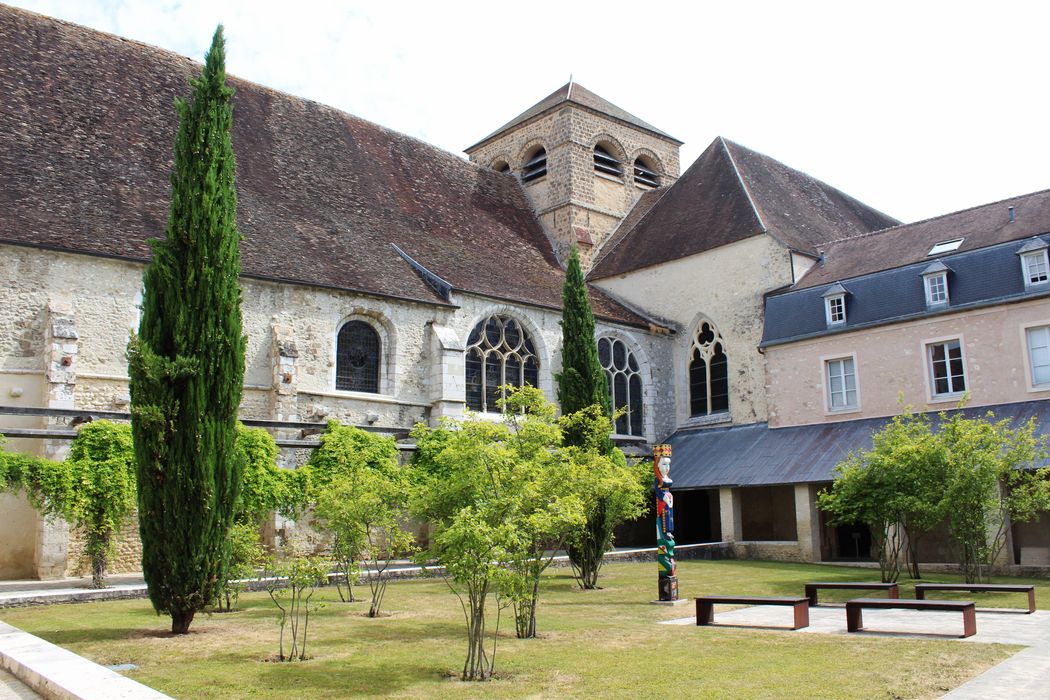 église abbatiale, façade latérale sud sur l’ancien cloître