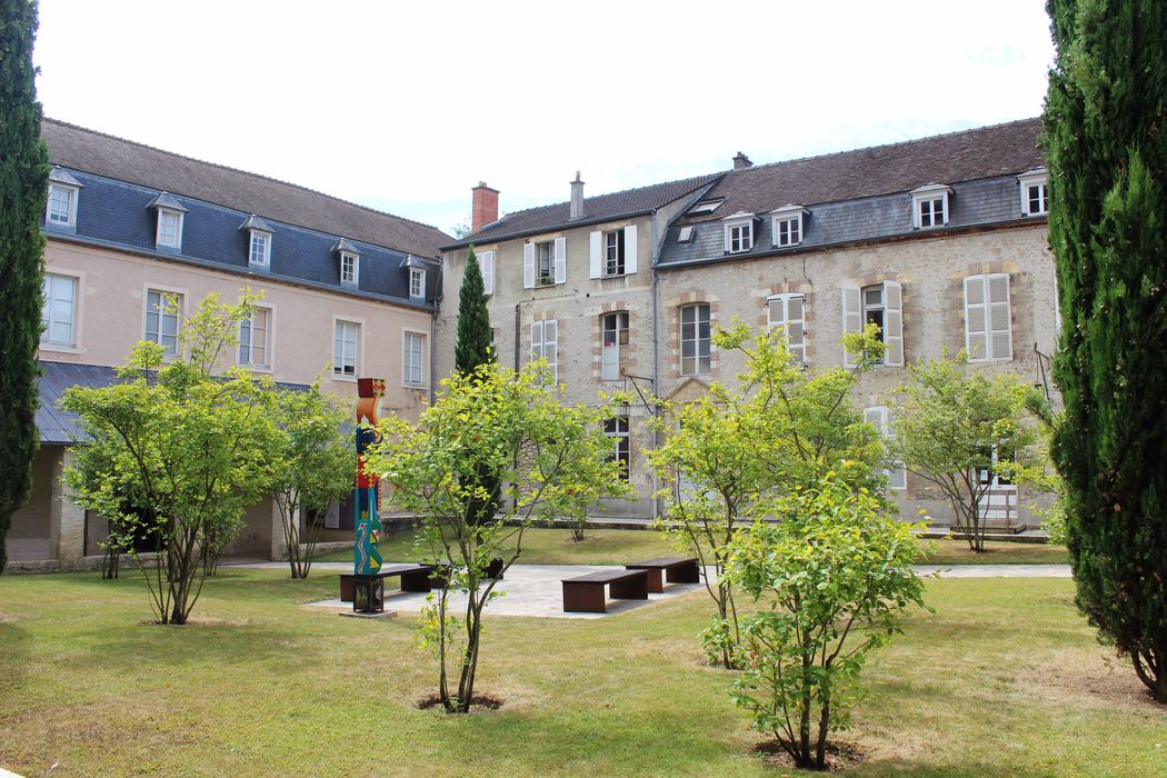 ancien cloître, ailes est et sud, façades ouest et nord, vue partielle