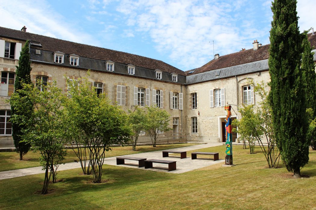 ancien cloître, ailes sud et ouest, façades est et nord, vue partielle