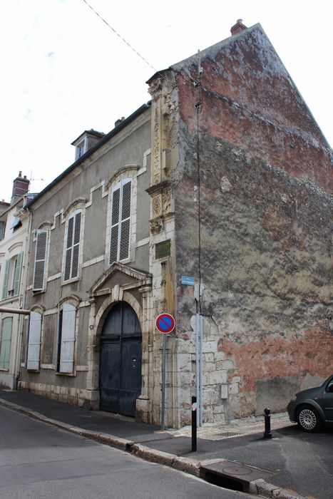 façade ouest sur rue et pignon sud