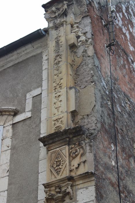 façade ouest sur rue, détail des vestiges de l’ancien hôtel de ville