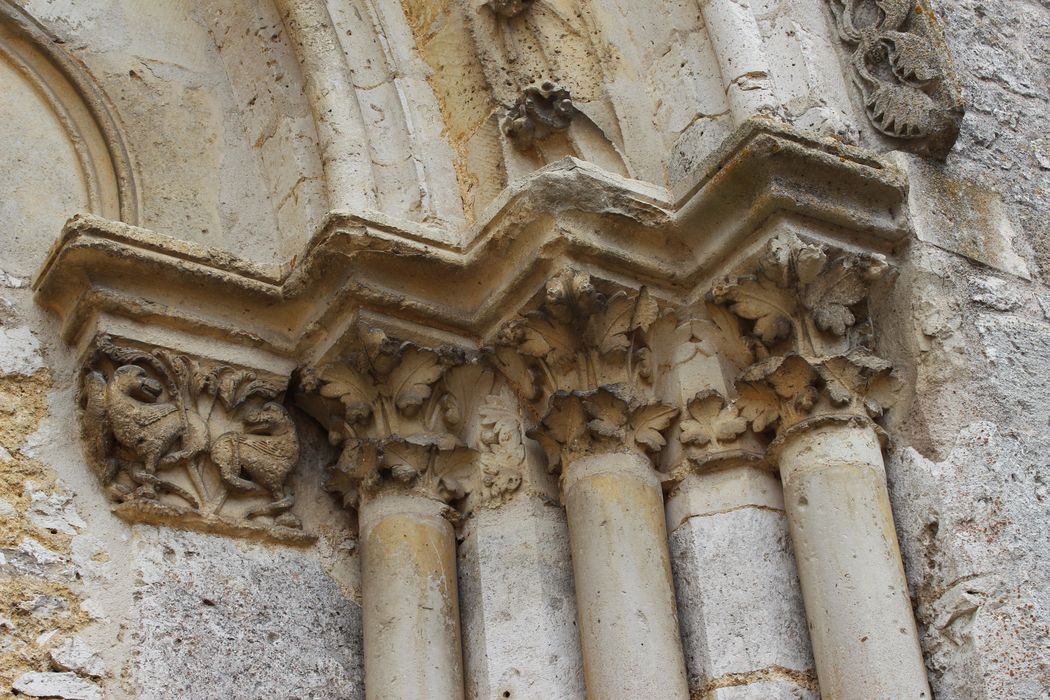 ancien portail d’accès sud, détail des chapiteaux sculptés