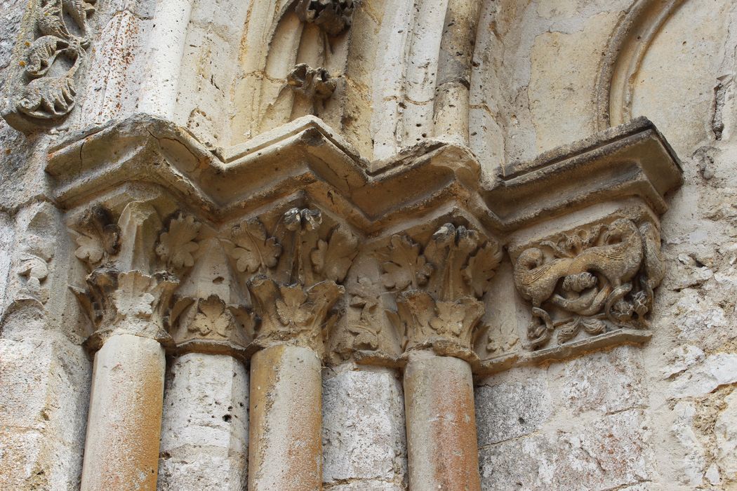 ancien portail d’accès sud, détail des chapiteaux sculptés