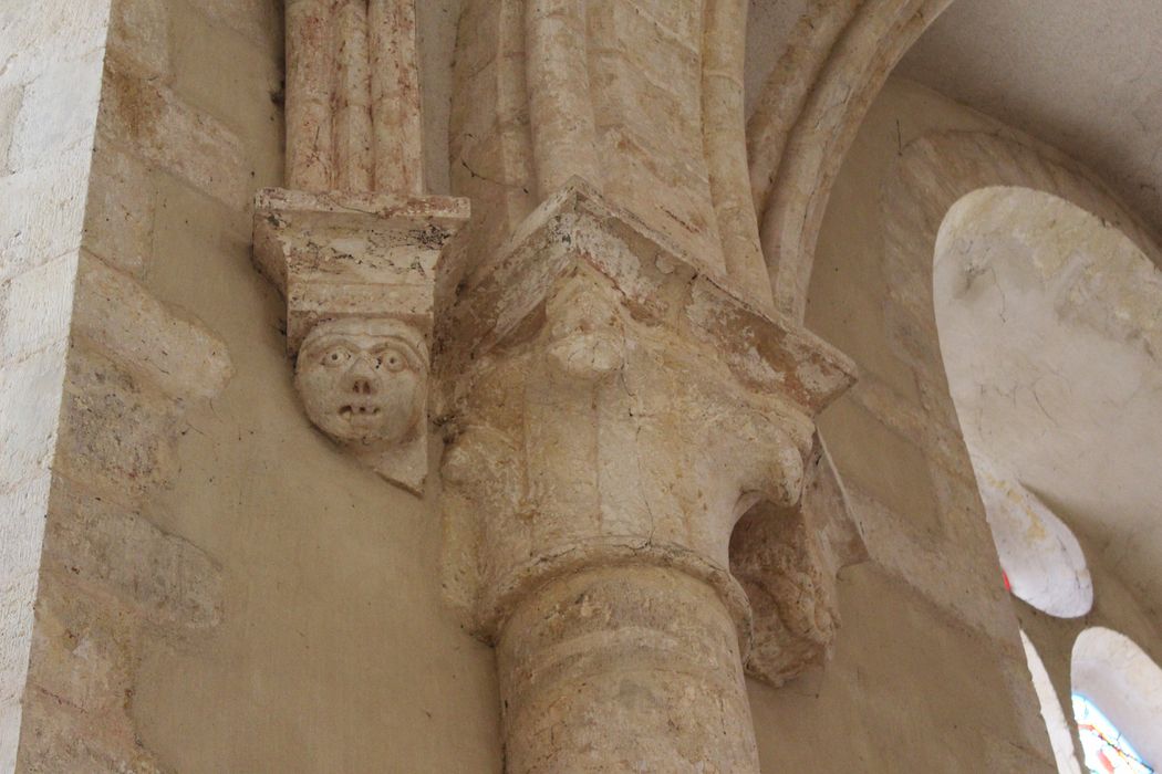déambulatoire nord, détail de chapiteaux sculptés