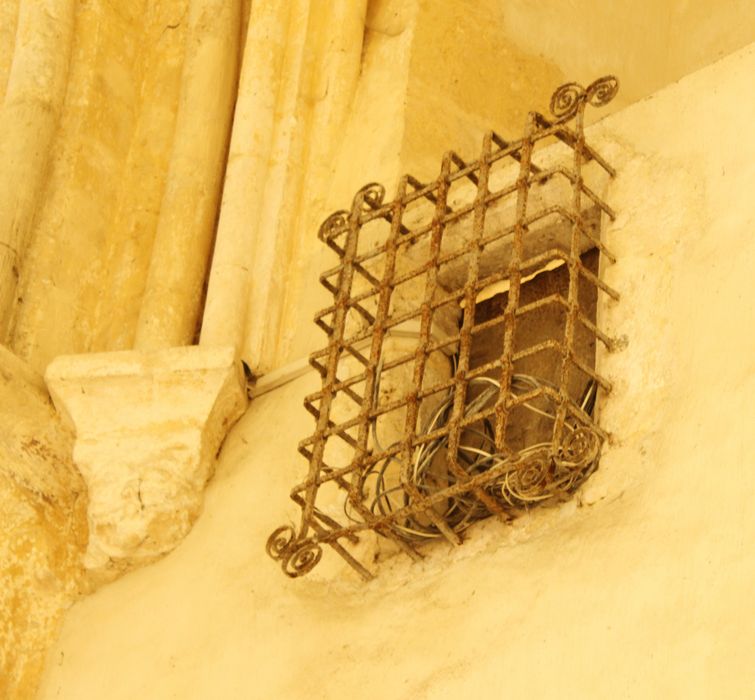 grille de protection au-dessus de la porte d’accès à la sacristie