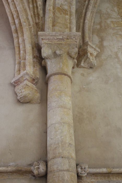 déambulatoire sud, détail de chapiteaux sculptés