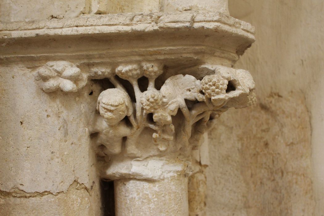 déambulatoire sud, arcature sud, détail d’un chapiteau sculpté