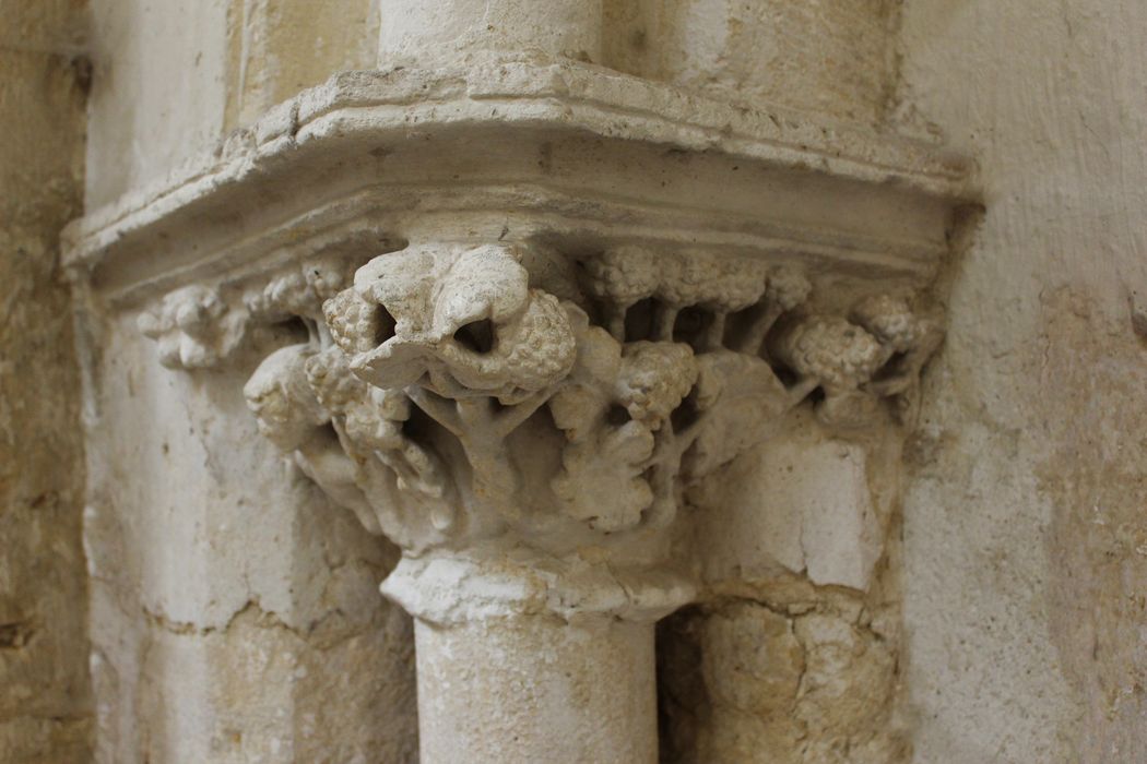 déambulatoire sud, arcature sud, détail d’un chapiteau sculpté