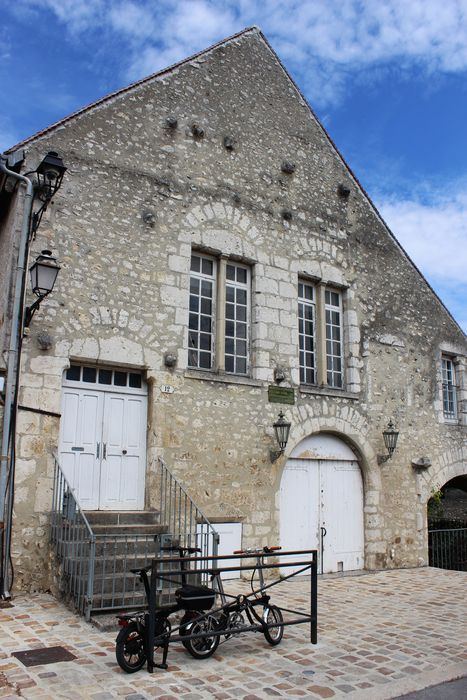 façade sud-est sur la place