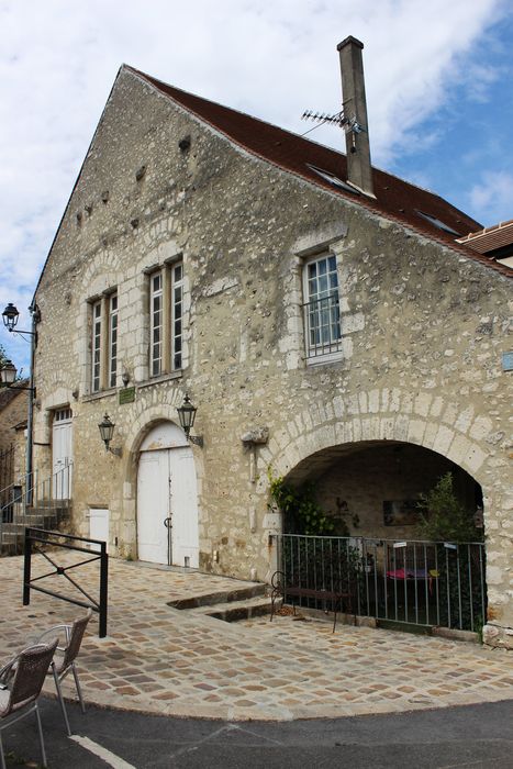 façade sud-est sur la place