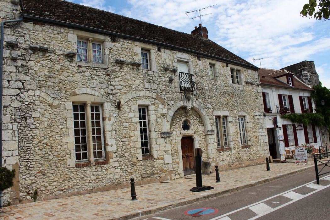 façade sud-ouest sur la place