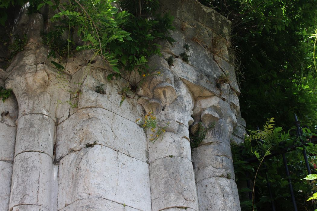 vue partielle des vestiges, détail de chapiteaux sculptés
