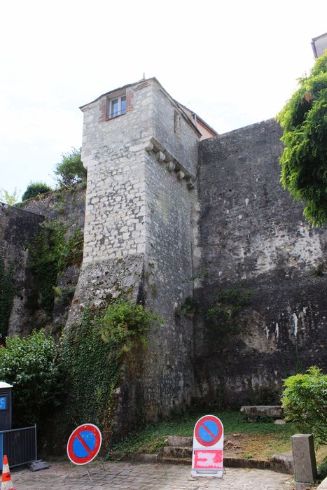 vue partielle des remparts surplombant la rue Saint-Thibault