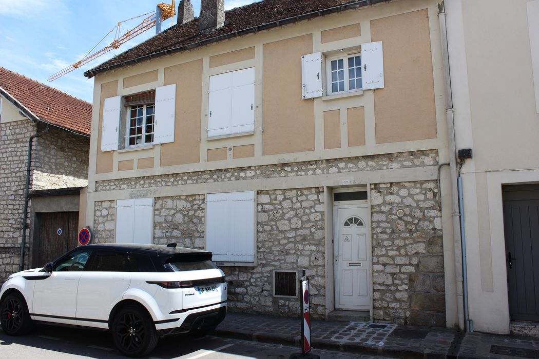 façade sur rue du bâtiment situé au-dessus de la cave