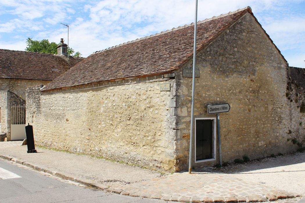 façades  sur rues du bâtiment situé au-dessus de la cave