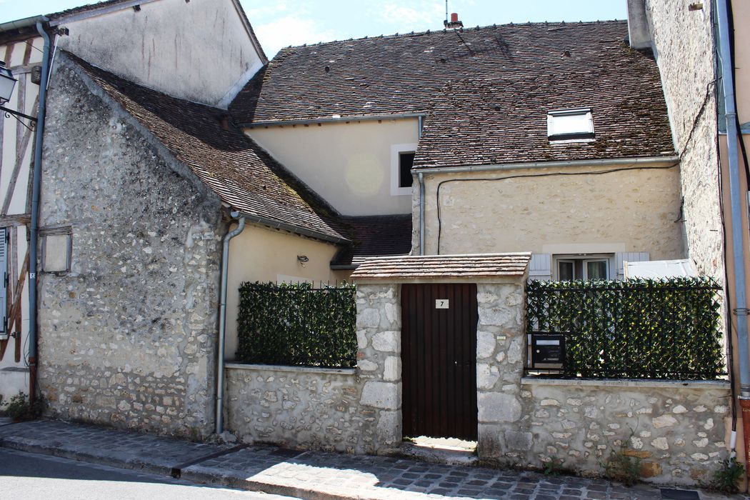 façade sur rue du bâtiment situé au-dessus de la cave