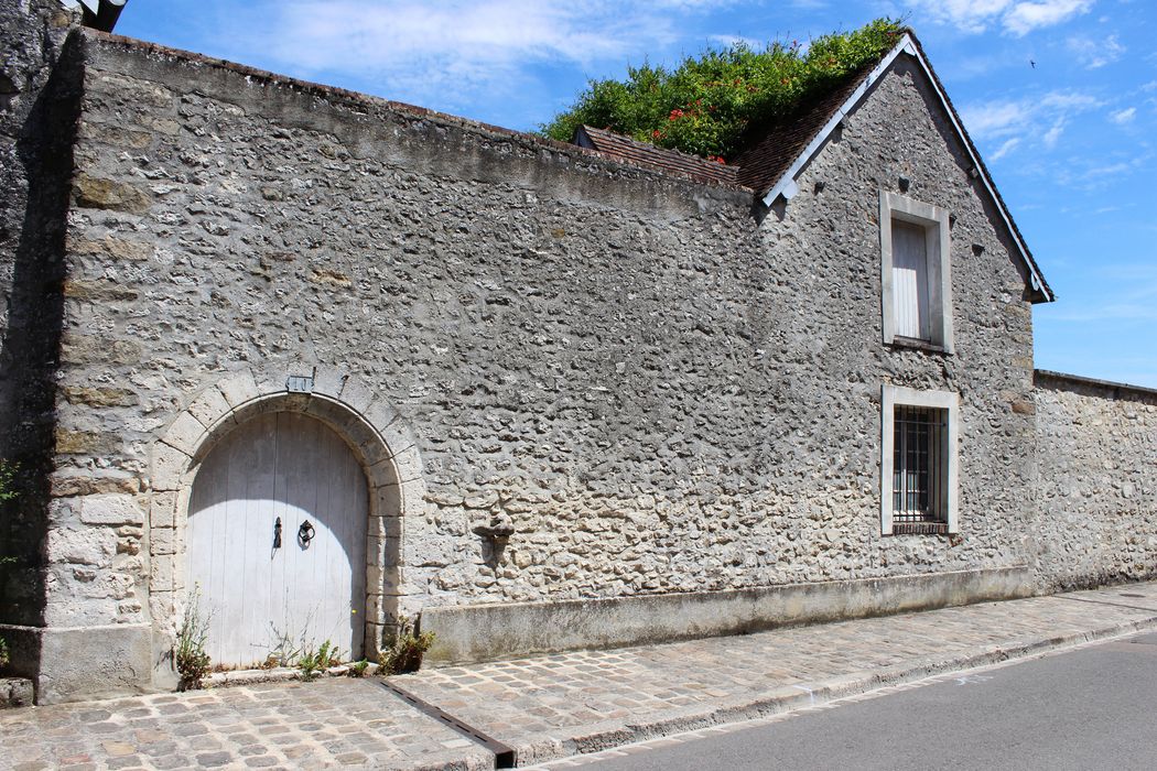 façade sur rue du bâtiment situé au-dessus de la cave