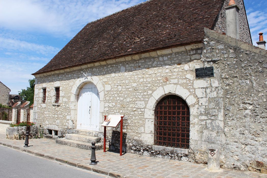 façade sur rue du bâtiment situé au-dessus de la cave