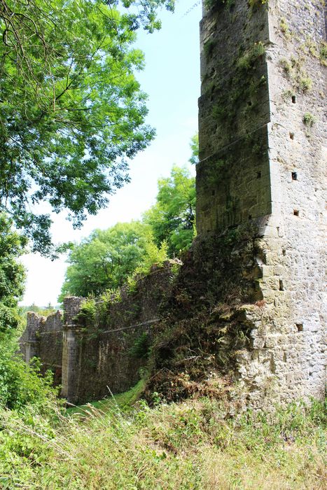 élévation extérieure à l’est de la porte de Jouy, élévation nord