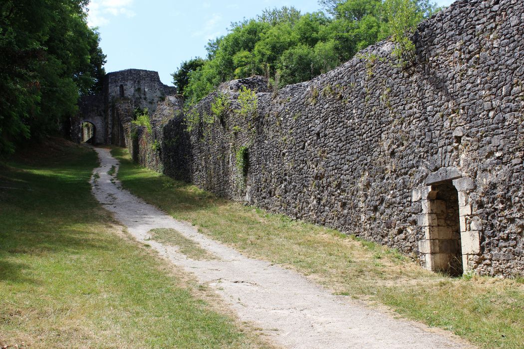 élévation interne à l’est de la porte de Jouy, élévation sud