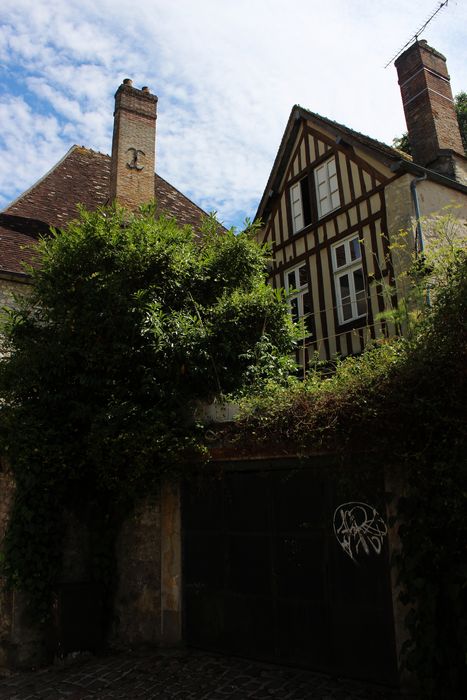 vue partielle des façades depuis la rue