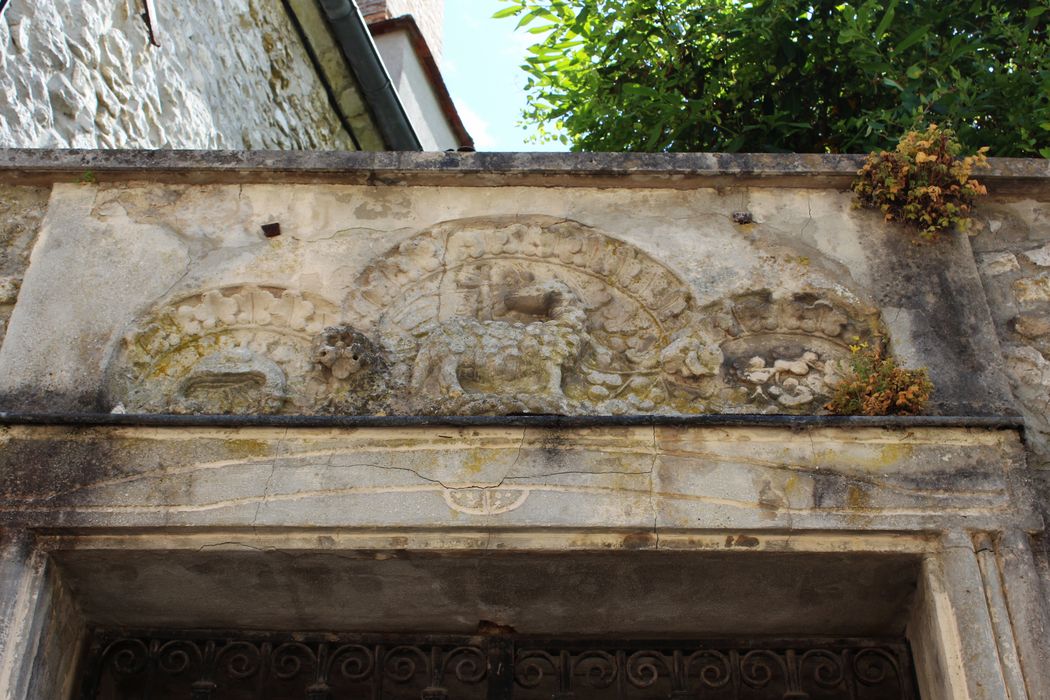 prte d’accès sur rue au jardin, détail d’un bas-relief : Agneau de saint Jean-Baptiste