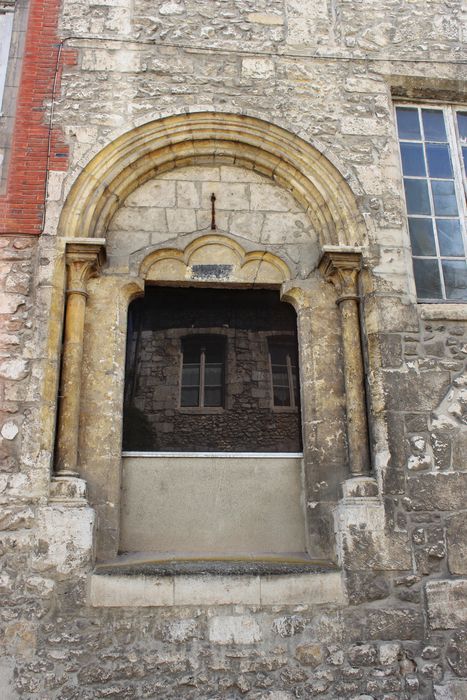 façade nord-est sur la rue Saint-Thibault, détail d’une baie