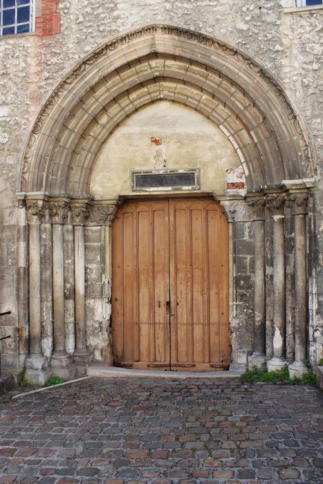 portail d’accès sur la rue Saint-Thibault