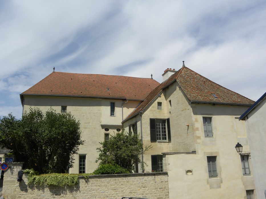 vue partielle de la façade depuis la rue