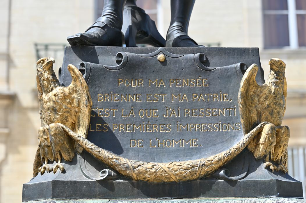 vue générale de la statue, détail de l’inscription