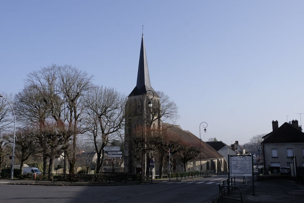 vue partielle de l’église dans son environnement depuis le Sud-Ouest