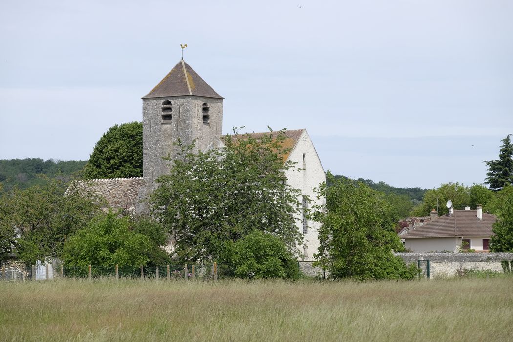 vue partielle de l’église dans son environnement depuis le Sud-Est