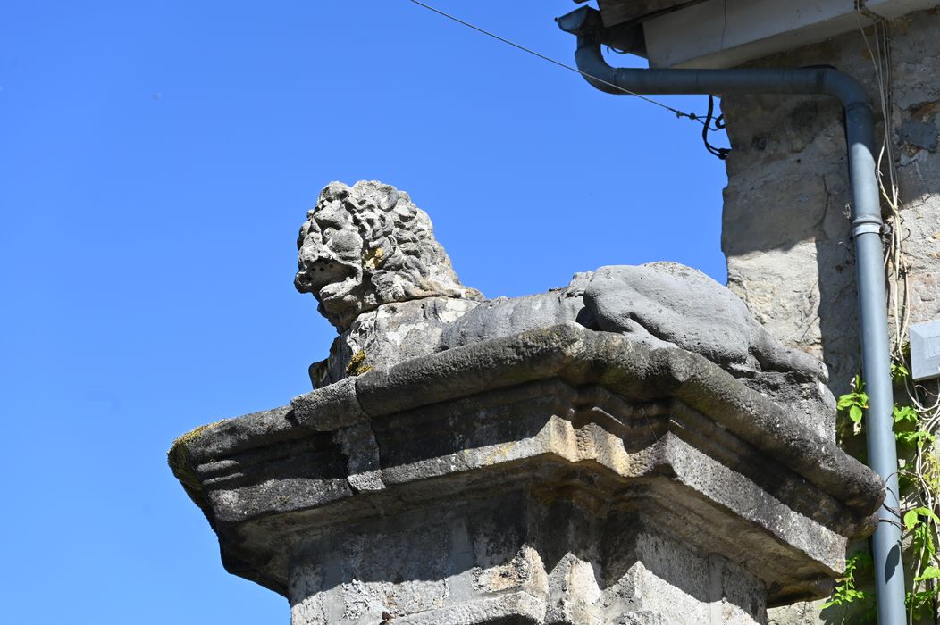 détail d’un des lions couronnant une des piles