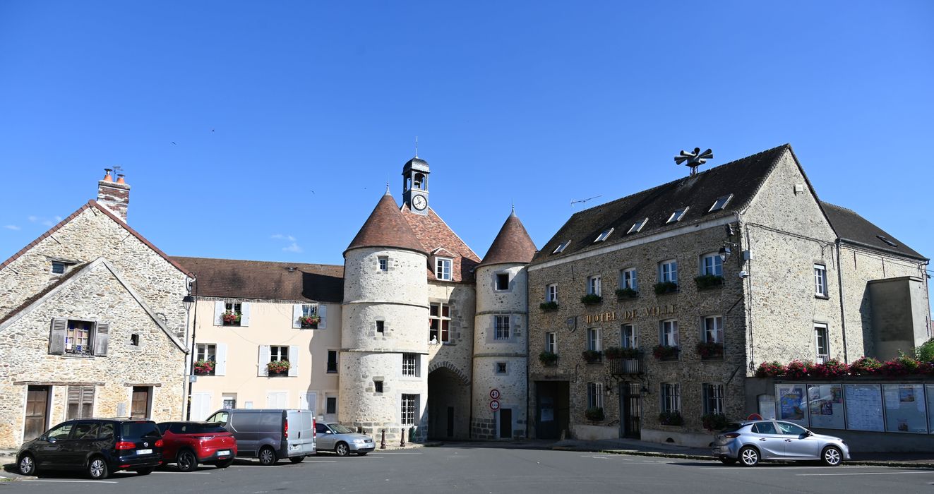 vue générale de l’immeuble dans son environnement urbain depuis le Nord-Ouest