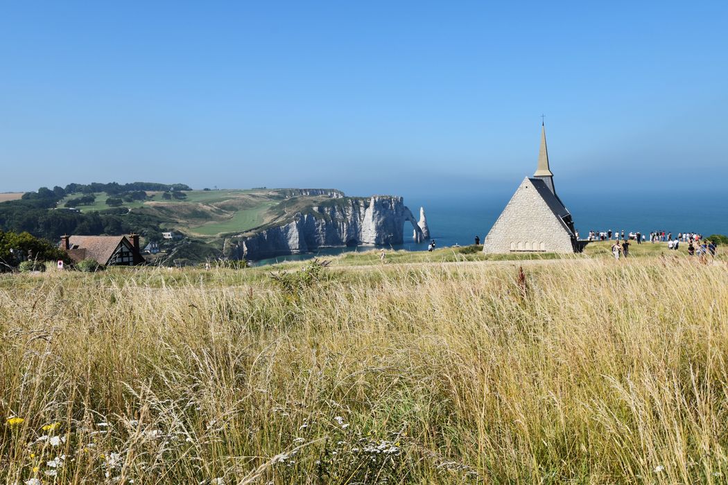 vue générale de la chapelle dans son environnement depuis l’Est