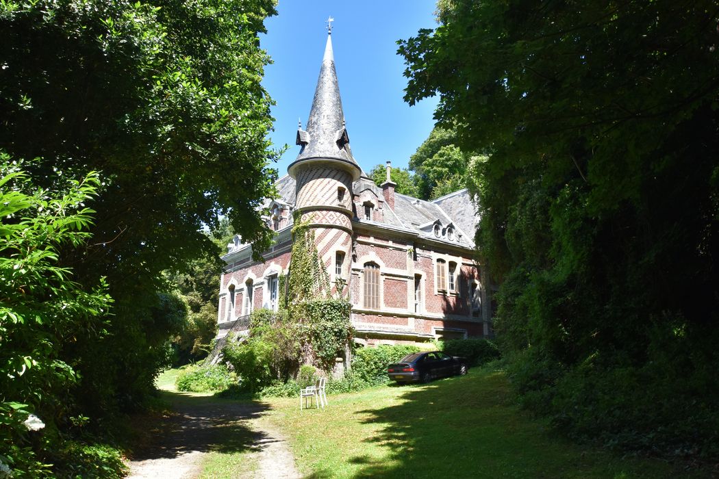 vue partielle des façades depuis l’allée d’accès sud