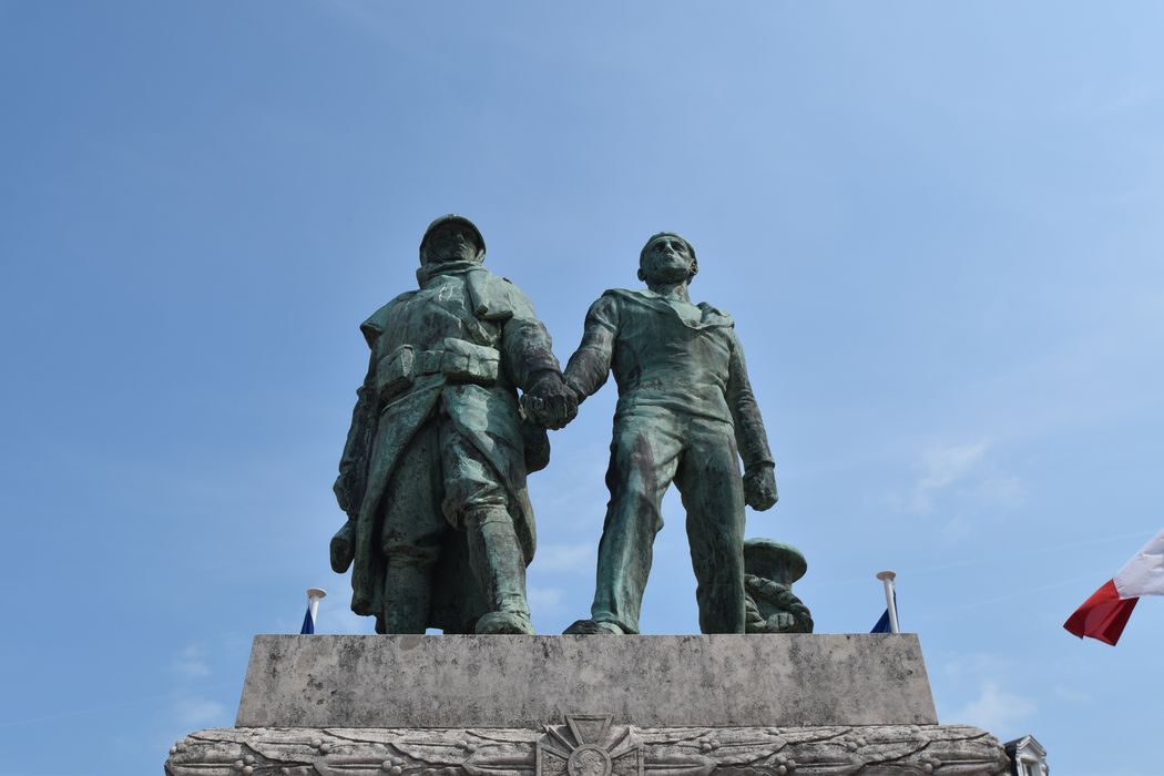 vue générale du groupe sculpté