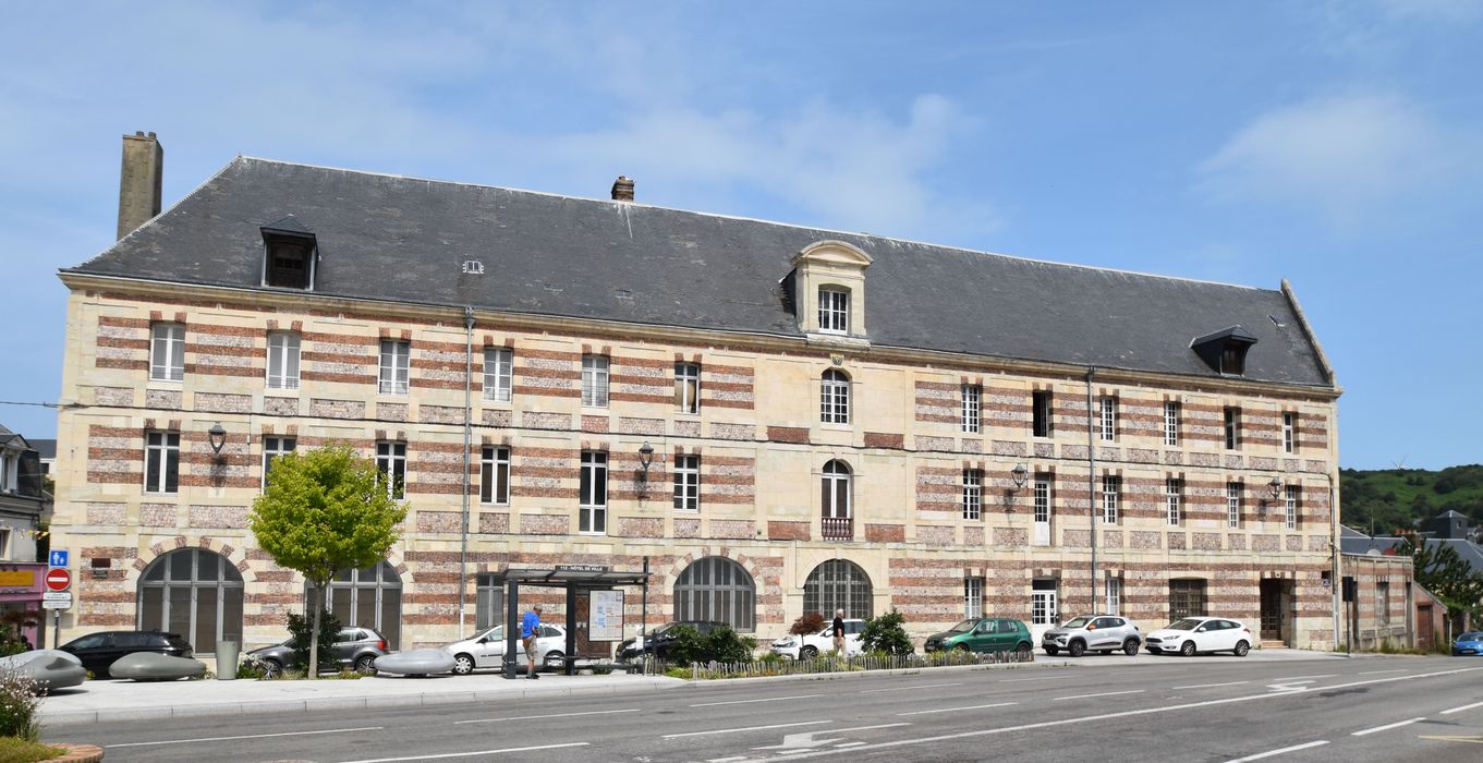 bâtiment situé au nord-est, façade sud-est