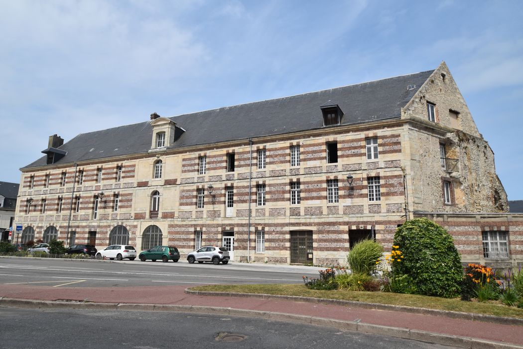 bâtiment situé au nord-est, façade sud-est