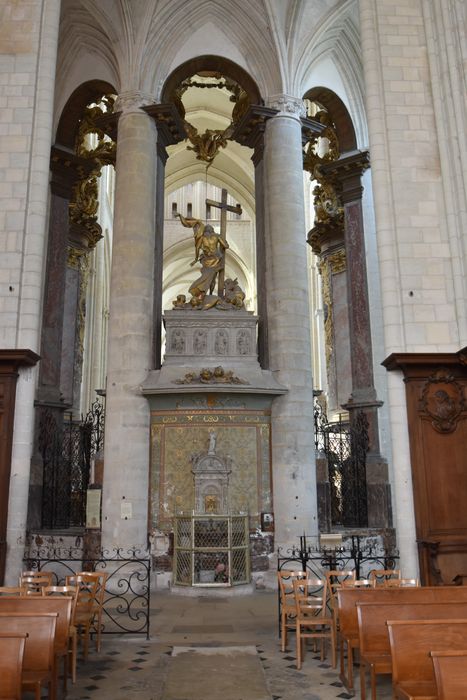 vue partielle du déambulatoire depuis la chapelle de la Vierge